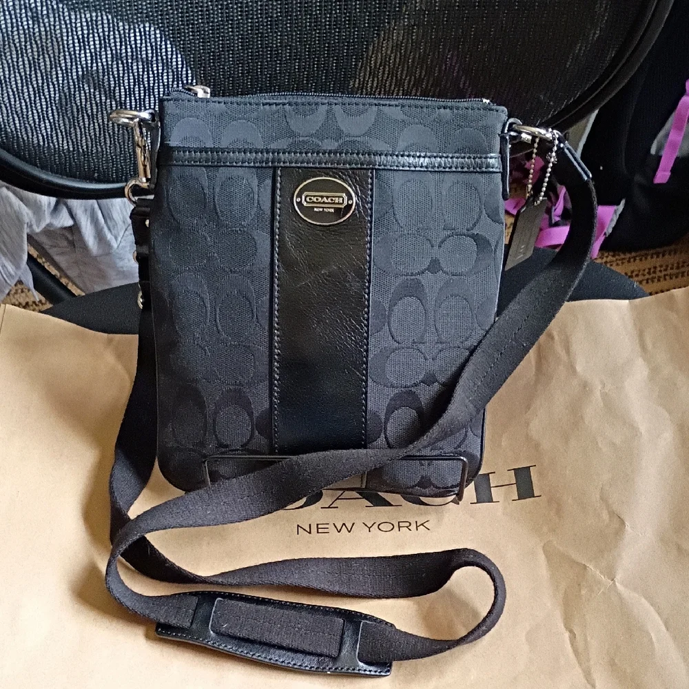 Coach Black Sutton Signature Swing Pack/ Crossbody - Picture 1 of 14